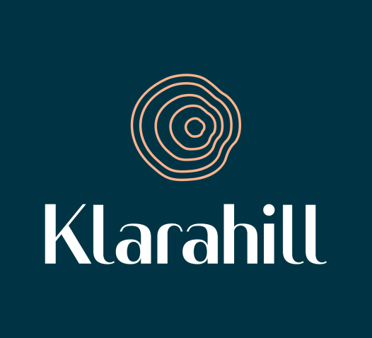 En logotyp med ordet "Klarahill" i vit text under ett stiliserat, orange cirkulärt mönster på en mörkblå bakgrund.
